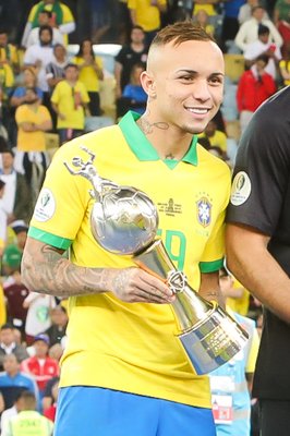 Éverton Cebolinha em campo pela Seleção Brasileira