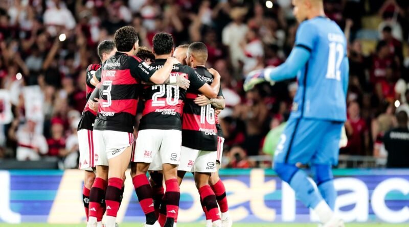Jogadores do Flamengo comemoram no Maracanã antes de Flamengo x Mirassol pelo Brasileirão