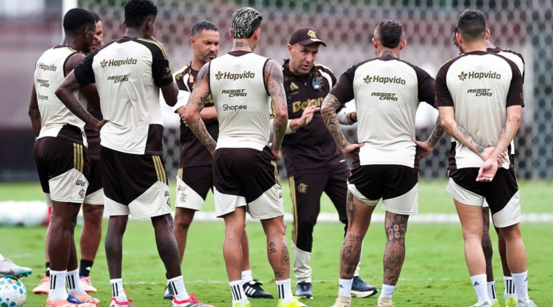 Leonardo Jardim conversa com jogadores do Flamengo em treino antes do clássico contra o Botafogo
