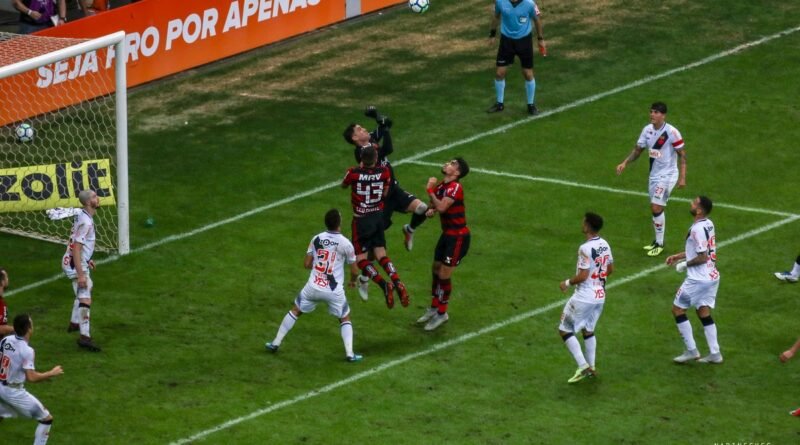 Jogo entre Flamengo e Vasco no Maracanã; imagem ilustra bastidores institucionais e debate sobre fair play financeiro no futebol brasileiro.