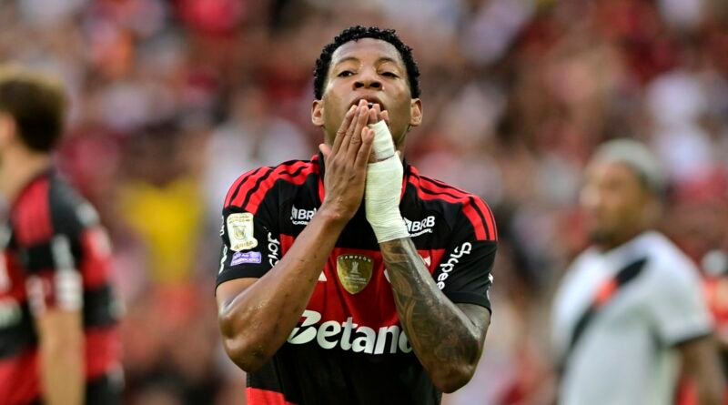 Gonzalo Plata em ação pelo Flamengo; atacante negocia saída para o Dínamo de Moscou.