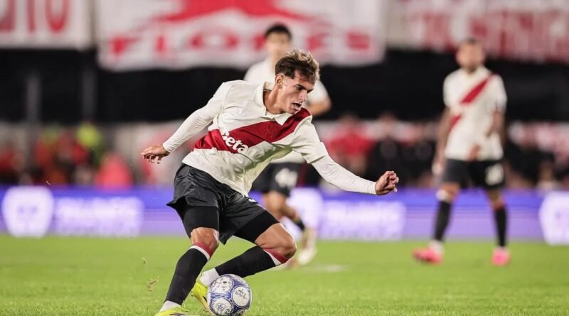 Joaquín Freitas, atacante do River Plate, em ação durante partida; jogador está no radar do Flamengo no mercado da bola
