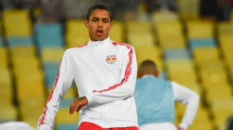 Juliano Viana em treino pelo Red Bull Bragantino, alvo citado em matéria do Flamengo