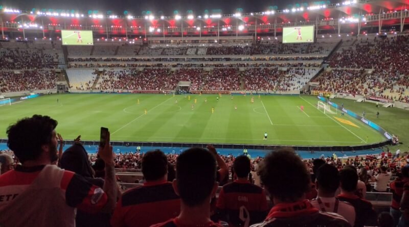Maracanã em dia de jogo do Flamengo; imagem ilustra investigação do MPRJ sobre possível superlotação no estádio