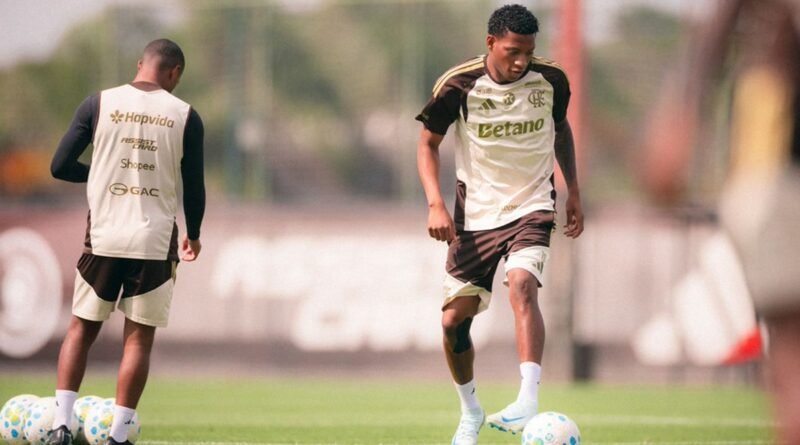 Gonzalo Plata em treino do Flamengo antes de transferência para o Dínamo de Moscou