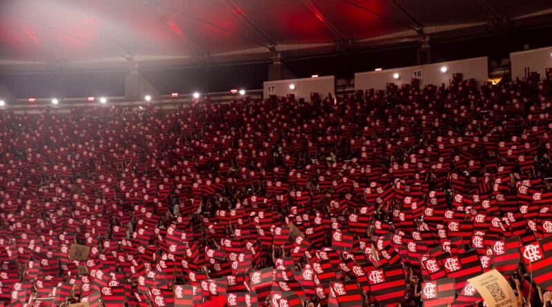 Torcida do Flamengo no Maracanã antes de clássico contra o Botafogo; crédito: Lance!/Divulgação