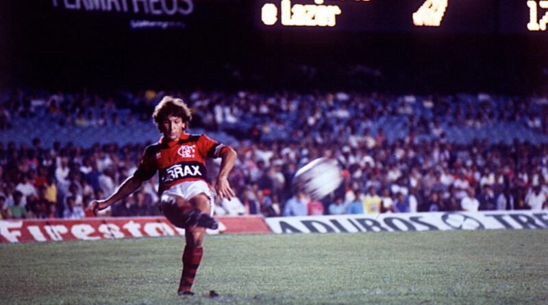 Zico com a camisa do Flamengo em 1981, ano do Mundial contra o Liverpool