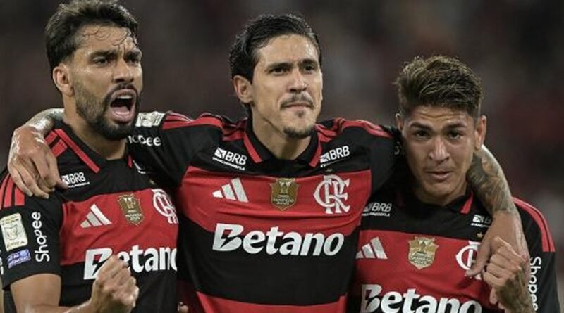 Carrascal e Lucas Paquetá comemoram gol do Flamengo contra o Mirassol no Maracanã