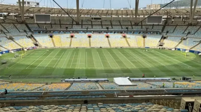 Maracanã durante preparação e troca do gramado